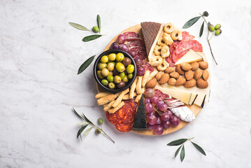 Appetizers boards with assorted  delicatessen cheese, salami, grape and nuts. Charcuterie and cheese platter, Spanish style and ingredients: olives, Pimientos, Chorizo, picos, cheese Semicurado  - obrazy, fototapety, plakaty