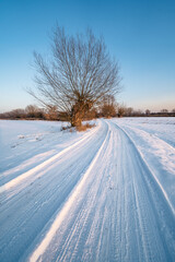 Śnieżna polna droga w Polsce w grudniu