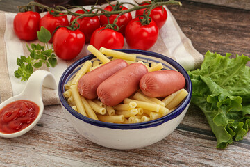 Mini sausages with pasta macheroni