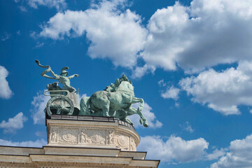 escultura en plaza de los héroes. budapest