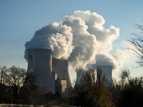 Planta energía nuclear no renovable en Cruas Meysse, en Francia con cuatro chimeneas echando humo a la atmósfera, produciendo electricidad, altamente contaminante, nociva para el medio ambiente, 2022