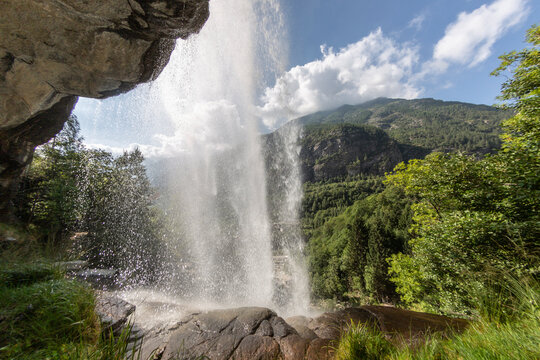 Dietro la cascata di Noasca nella valle dell'Orco TO (Italia)