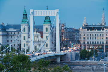 anochece sobre el puente Isabel. Budapest