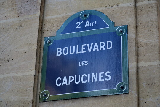 Boulevard des Capucines. Plaque de nom de rue. Paris.