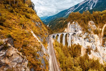 Fotobehang Landwasserviaduct Landwasserviaduct in de herfst, Zwitserland. Toneelmening van spoorweg in bergen
