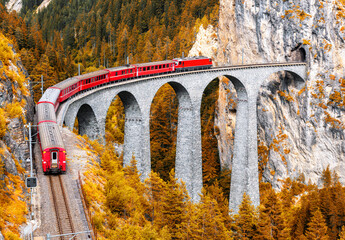 Bernina express gletsjertrein op Landwasser Viaduct in de herfst, Zwitserland