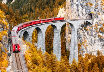 Fotobehang Landwasserviaduct Bernina express gletsjertrein op Landwasser Viaduct in de herfst, Zwitserland