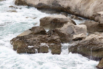 Rocas que chocan con el agua del mar