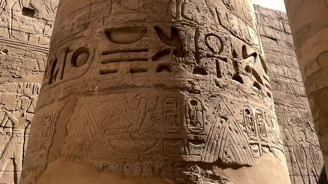 columna egipcia con decoraci&oacute;n y jeroglificos.