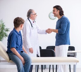 Obraz premium Young boy visiting doctor in hospital