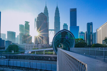 Naklejka premium Kuala Lumpur Skyline with Saloma Bridge and Sunbeam 2 