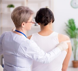 Obraz premium Young patient visiting doctor in hospital