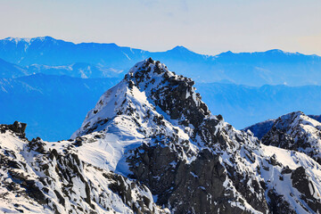 木曽駒ヶ岳から眺めた冠雪の宝剣岳