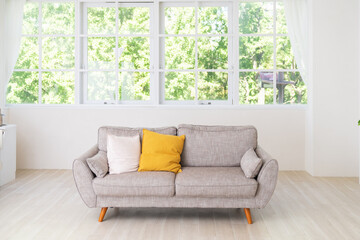 明るいリビングのソファ