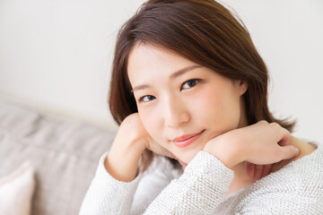 Fototapeta premium 部屋でリラックスする若い女性
