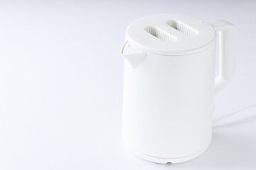 	白色の電気ケトル｜白背景（左スペース）