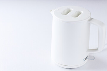 白色の電気ケトル｜白背景（左スペース）
