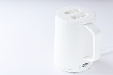 	白色の電気ケトル｜白背景（左スペース）