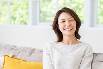 部屋でリラックスする若い女性