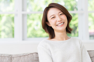 部屋でリラックスする若い女性