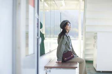 一人旅を楽しむ日本人の女性