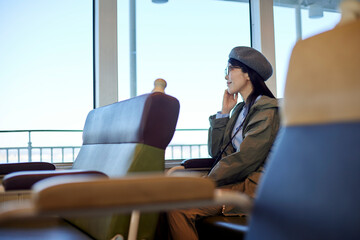 一人旅を楽しむ日本人の女性