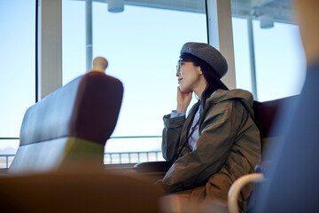 一人旅を楽しむ日本人の女性