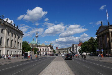 In der Straße Unter den Linden in Berlin mit Blick auf Fernsehturm © Falko Göthel