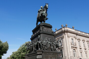 Fototapeta na wymiar Reiterdenkmal Friedrich der Große in der Straße unter den Linden in Berlin