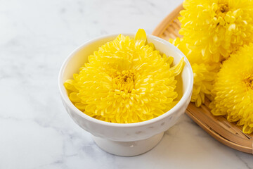 白い器に入った菊の花一輪