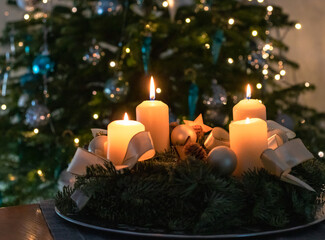 Adventkranz am 4. Adventsonntag mit Weihnachtsbaum