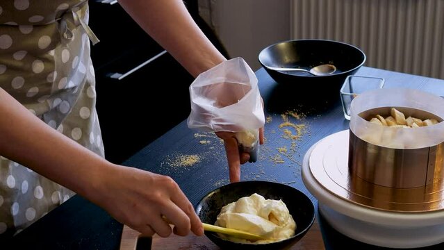 Banoffi cake, the cooking process. Cake without baking on shortbread dough. Banoffi, a cake with bananas, caramel and cream