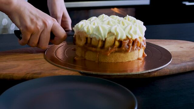 Banoffi cake, the cooking process. Cake without baking on shortbread dough. Banoffi, a cake with bananas, caramel and cream
