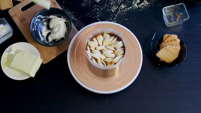 Banoffi cake, the cooking process. Cake without baking on shortbread dough. Banoffi, a cake with bananas, caramel and cream