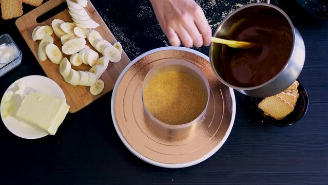 Banoffi cake, the cooking process. Cake without baking on shortbread dough. Banoffi, a cake with bananas, caramel and cream