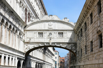 bridge of sighs connecting the Doges palace to the old prisons of Venice