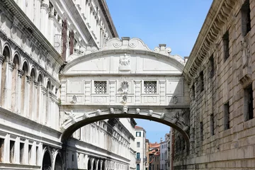 Fototapete Seufzerbrücke bridge of sighs connecting the Doges palace to the old prisons of Venice