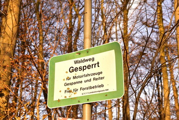 Warning that the use of the forest path is prohibited.