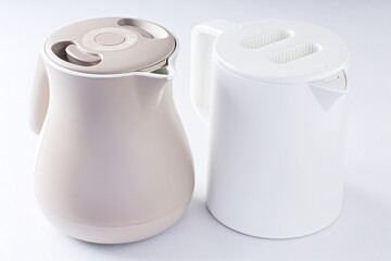 	ベージュと白の電気ケトル｜白背景