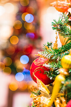 クリスマス の 飾付け の クリスマスツリー と イルミネーション 【 年末 の イメージ 】