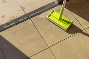 玄関のタイルを掃除するイメージ