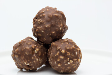 Bombones con forma de bolitas de chocolate con frutos secos