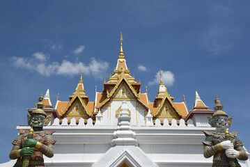 Fototapeta premium Tempel und Statue an buddhistischen Tempel