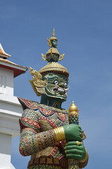 Tempel und Statue an buddhistischen Tempel