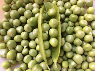 green peas background