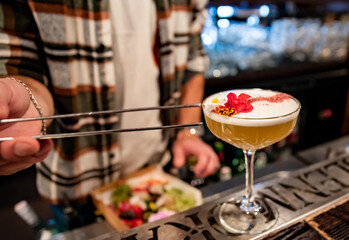 man hand bartender making cocktail on the bar counter
