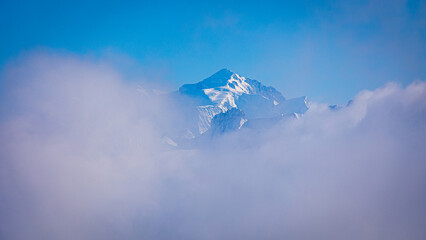 Mont-Blanc sort du brouillard - obrazy, fototapety, plakaty