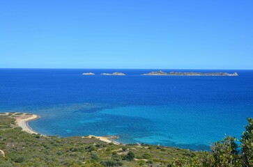 Fototapeta na wymiar Paysage de la Sardaigne avec vu sur mer turquoise et une île