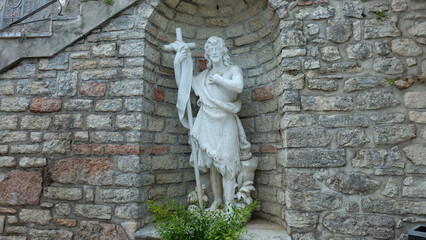 Christliche Statue bei Santuario Madonna della Corona Kirche in Italien am Berg	