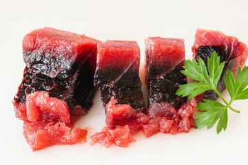 白い背景度のカットしたマグロのアラ